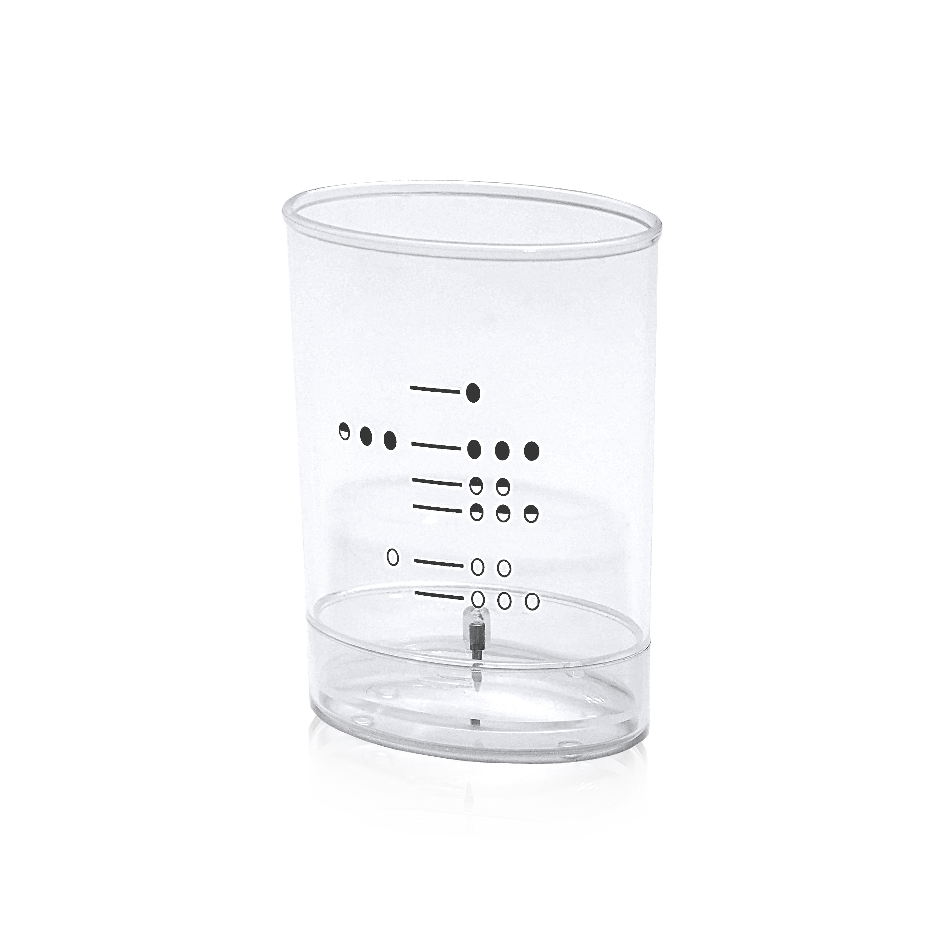 Un vaso medidor transparente con marcas negras y un pin dentro.