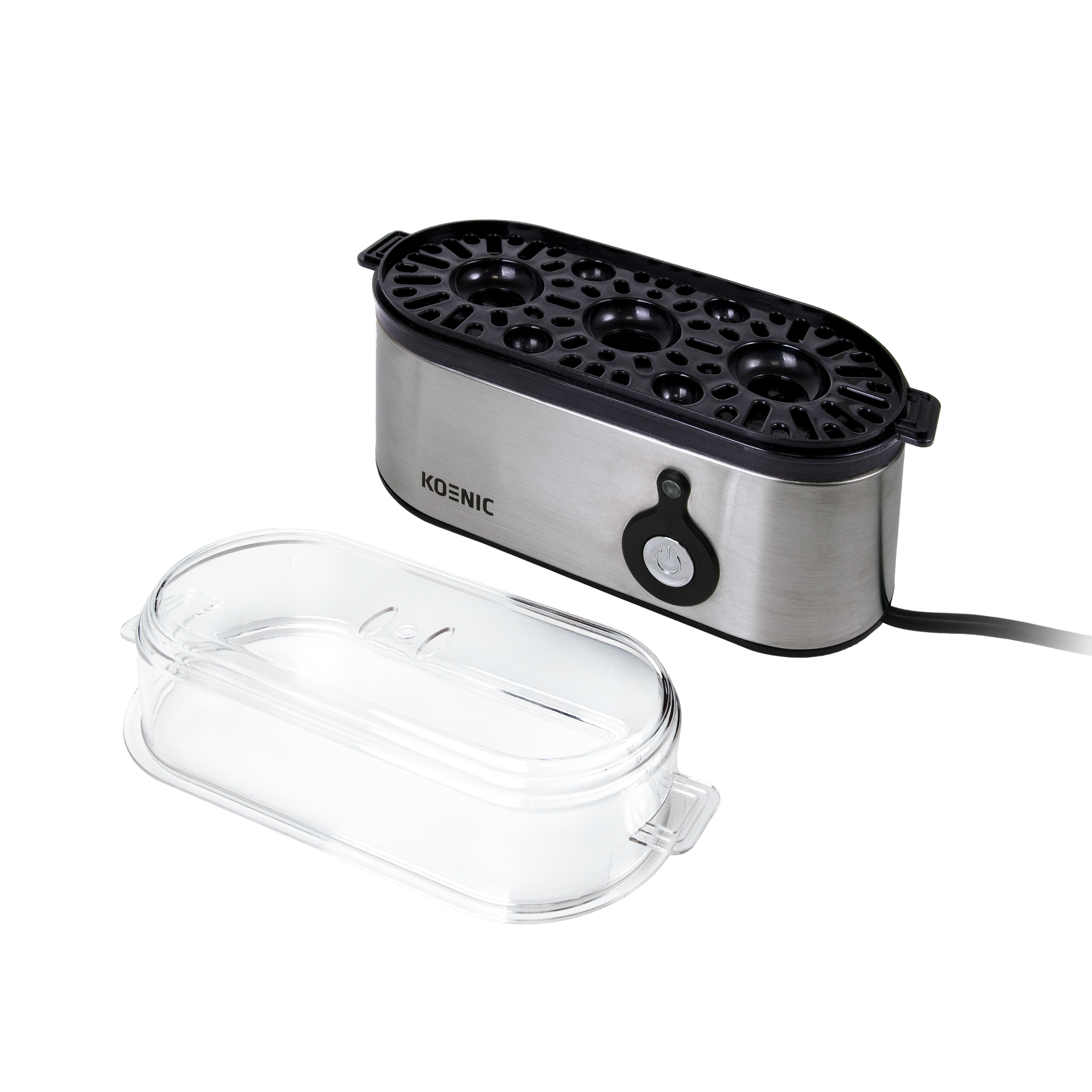 Una olla para huevos de acero inoxidable marca Koenic con tapa negra y una tapa de plástico transparente al lado, sobre un fondo negro.