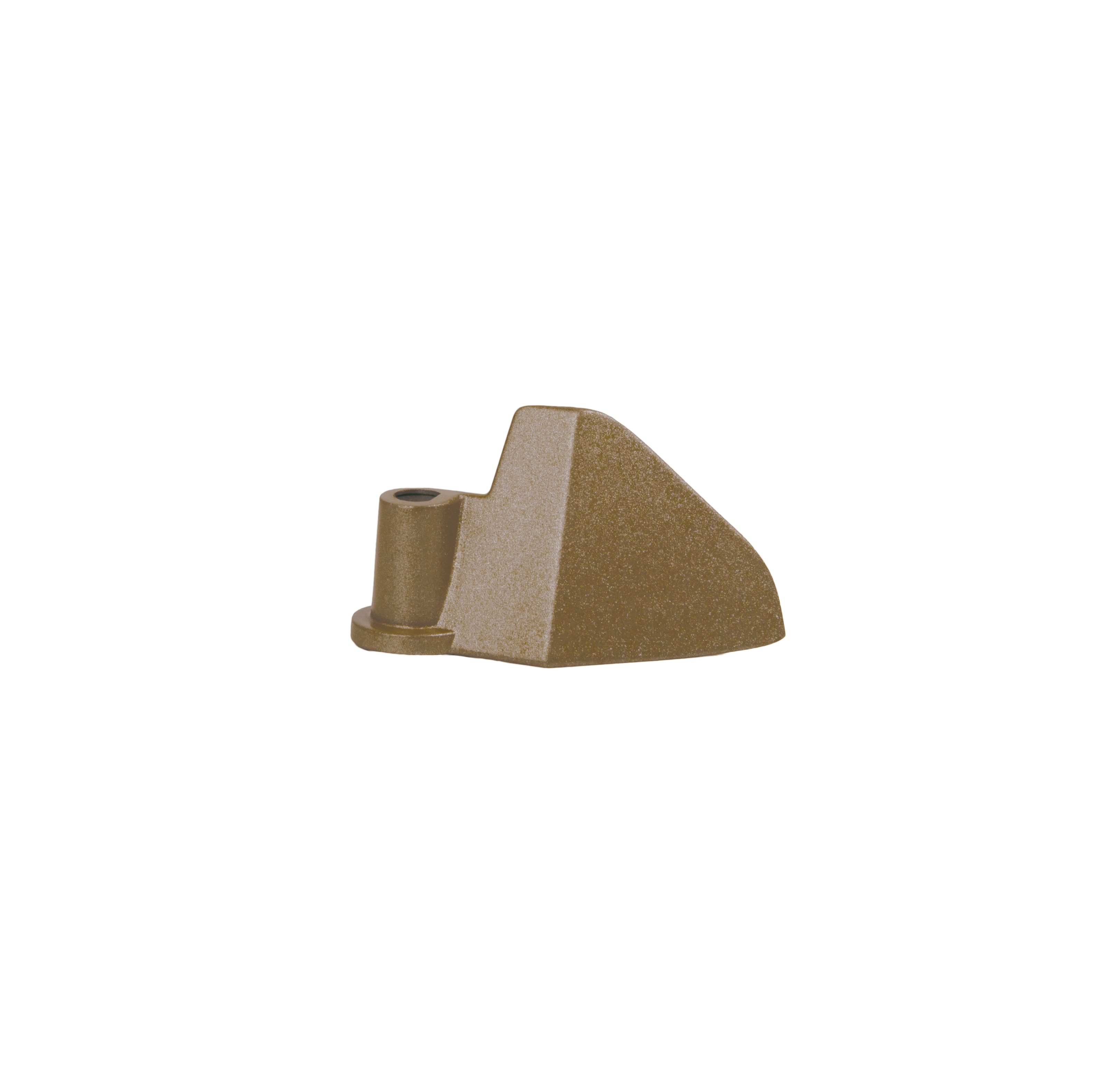 Eine bronzefarbene, scharfkantige Form auf schwarzem Hintergrund.
