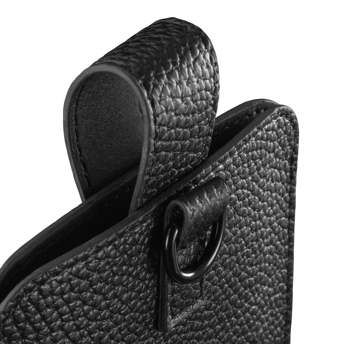 Schwarze Ledertasche mit Textur und einem Metallring im Detail.