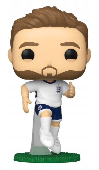 Figurka Funko Pop! piłkarza w białej koszulce, niebieskich spodenkach i białych butach na trawie.