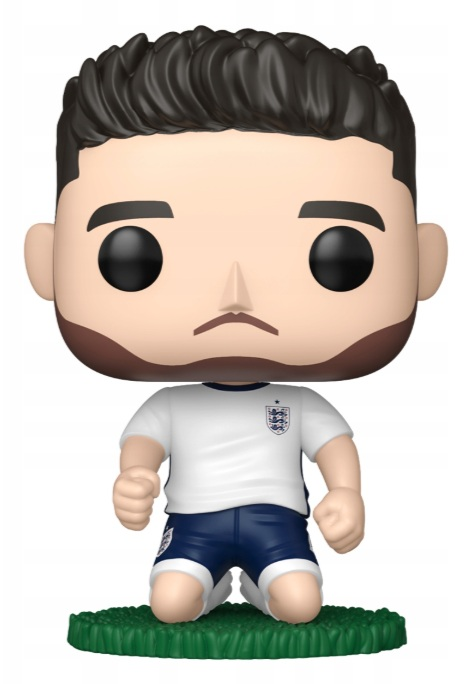 Figurka piłkarza Funko Pop klęczy na zielonej trawie w białej koszulce.