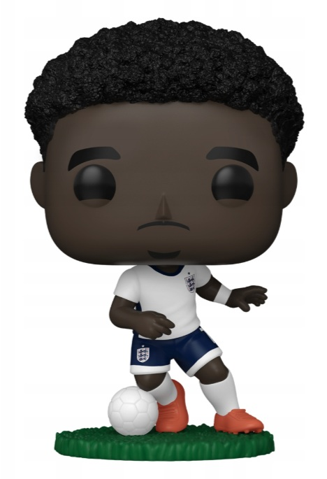 Figurka piłkarska z afro, w stroju Anglii, drybluje białą piłkę na zielonej trawie.