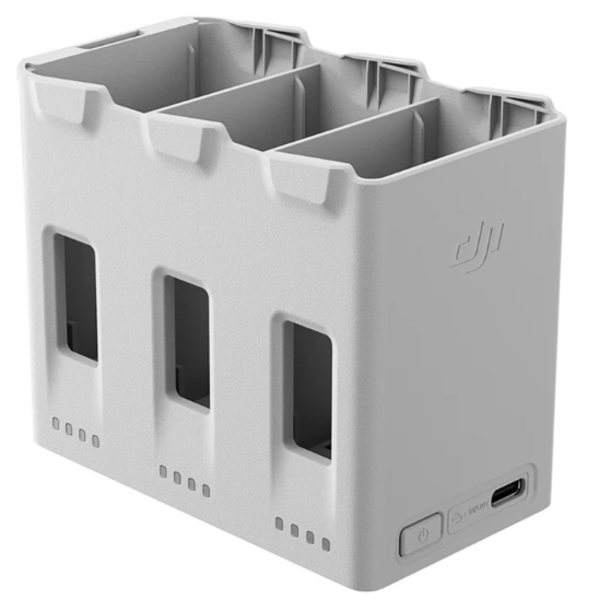 Biała ładowarka z trzema gniazdami i portem USB.