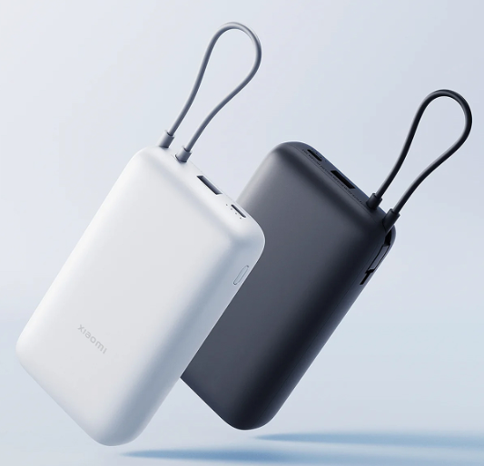 Dwa powerbanki Xiaomi, biały i czarny, z paskami.