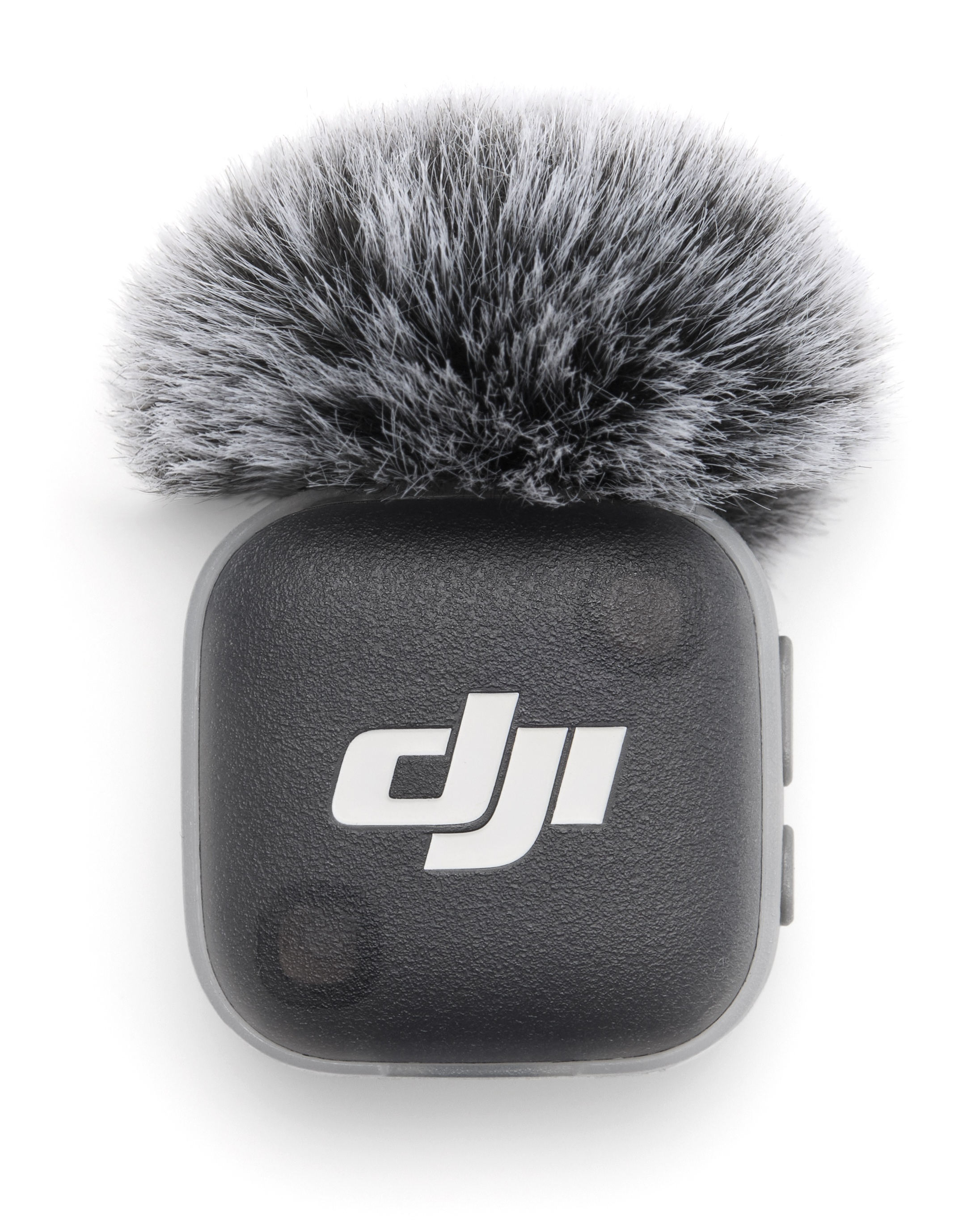 Czarny mikrofon DJI z szarym futrzanym wiatrochronem na białym tle.