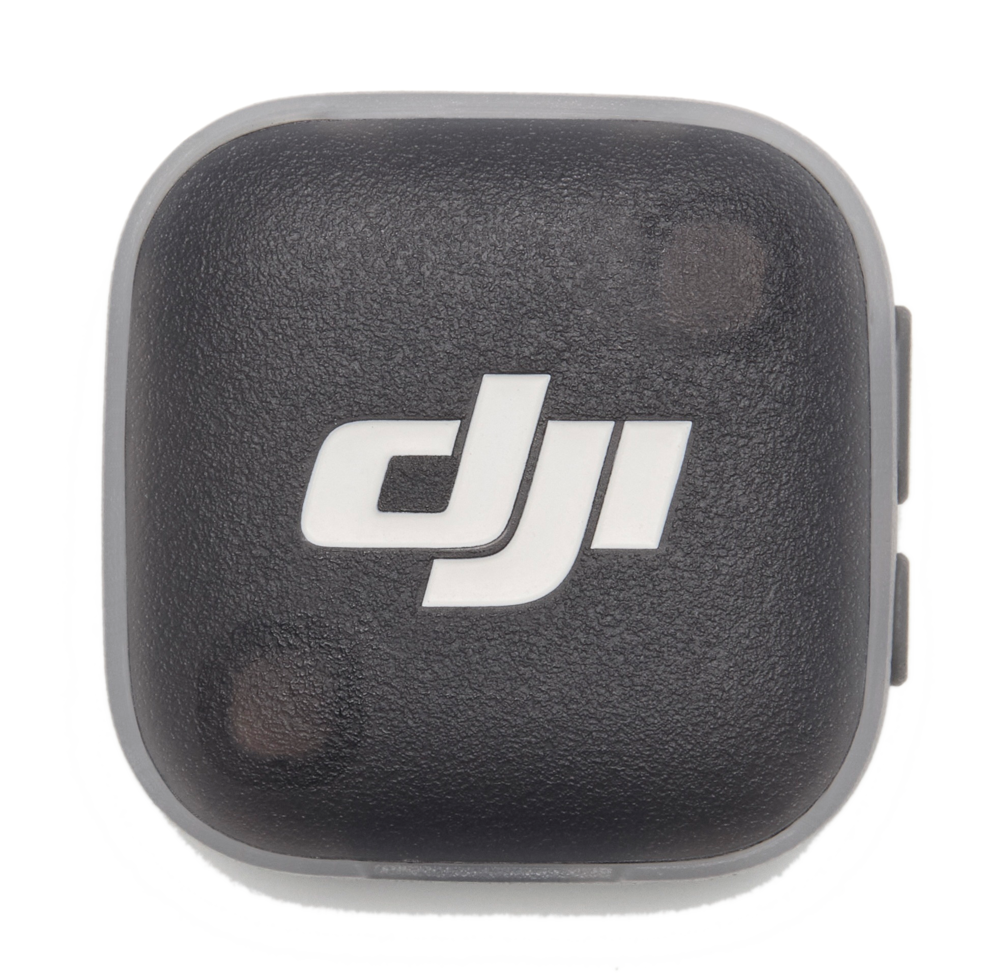 Szare kwadratowe pudełko z białym logo DJI.