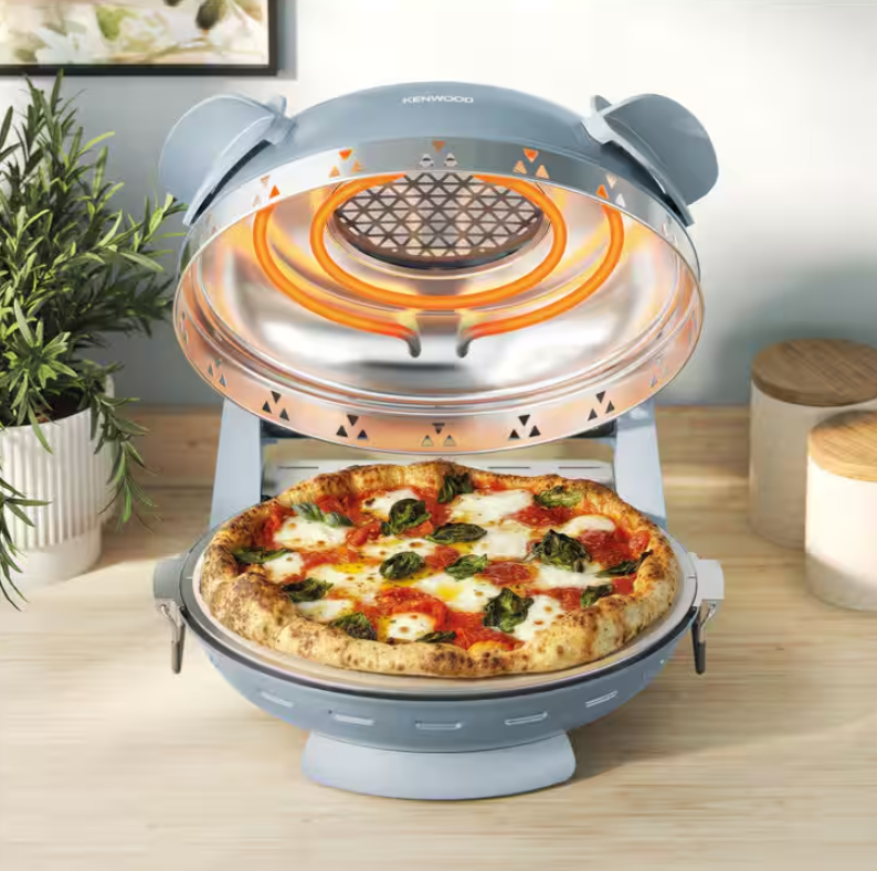 Un forno per pizza Kenwood con una pizza margherita con formaggio fuso e basilico.