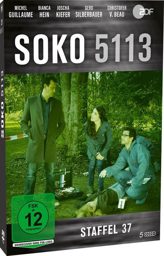 Tatort in einem Wald: Ermittler untersuchen eine Leiche, ein Mann steht daneben.