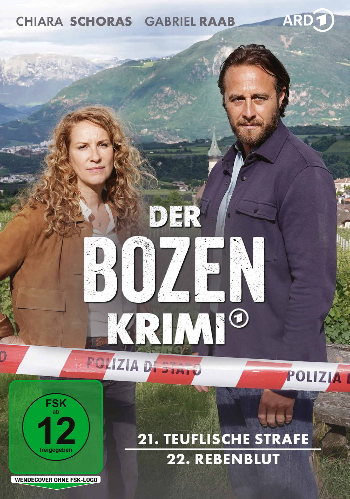 Zwei Personen stehen vor einer Berglandschaft, mit Polizeiband im Vordergrund.