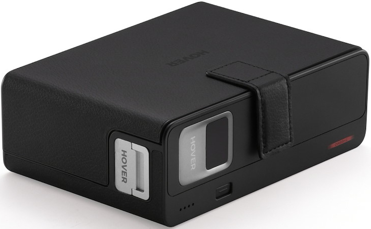 Projecteur portable noir avec étui en cuir et commandes argentées.