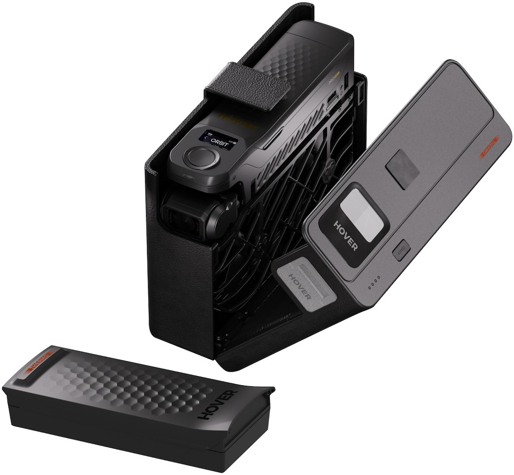 Une caméra Hover noire avec accessoires : étui de chargement, batterie et banque d’alimentation.