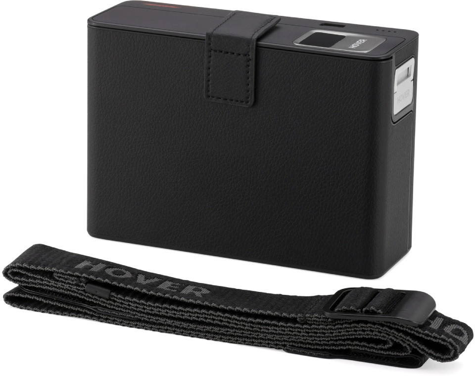 Étui rectangulaire noir avec une sangle. Logo argenté sur le dessus.