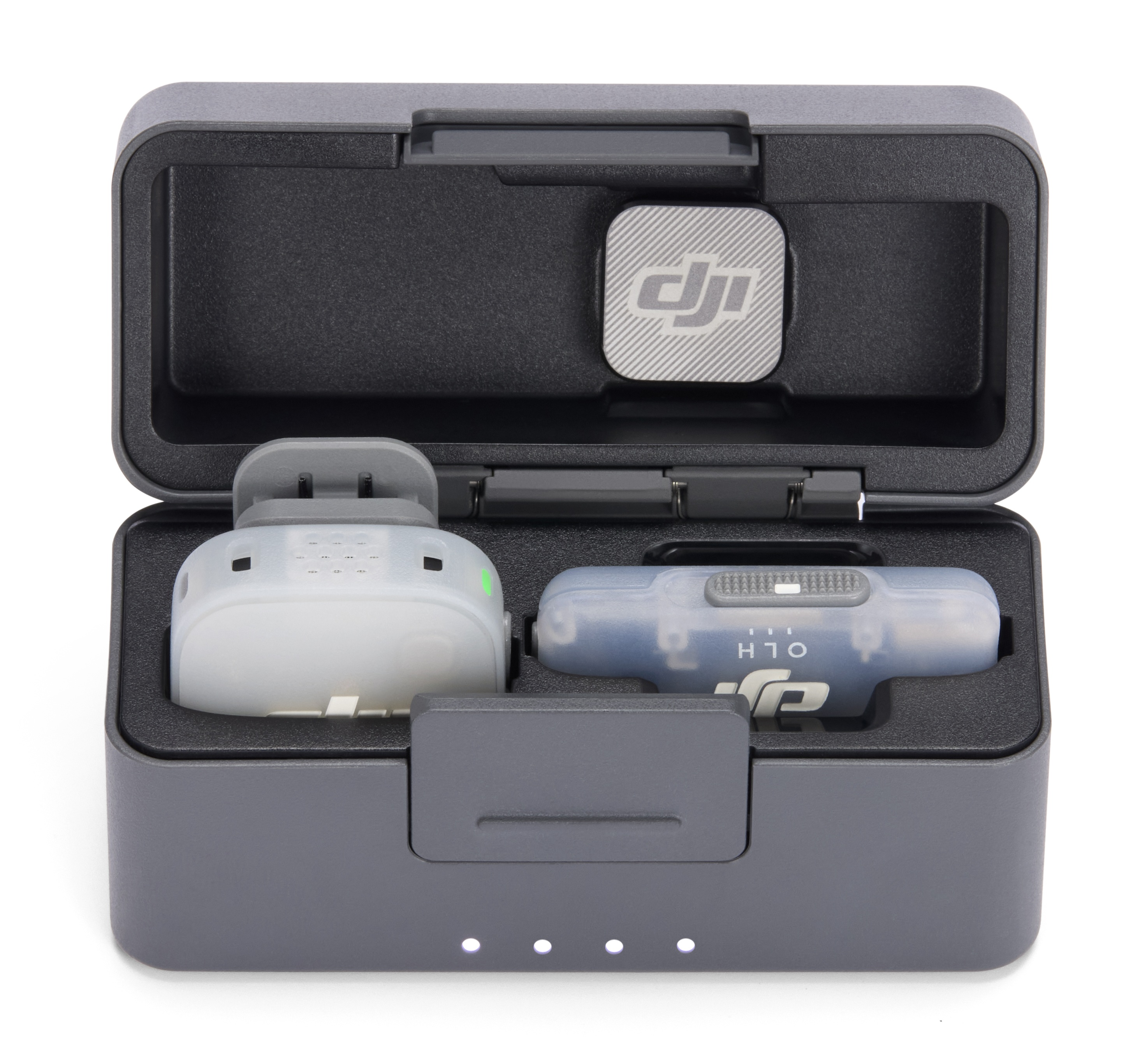Szare etui ładujące DJI z dwoma urządzeniami w środku, jednym białym, drugim niebieskim.