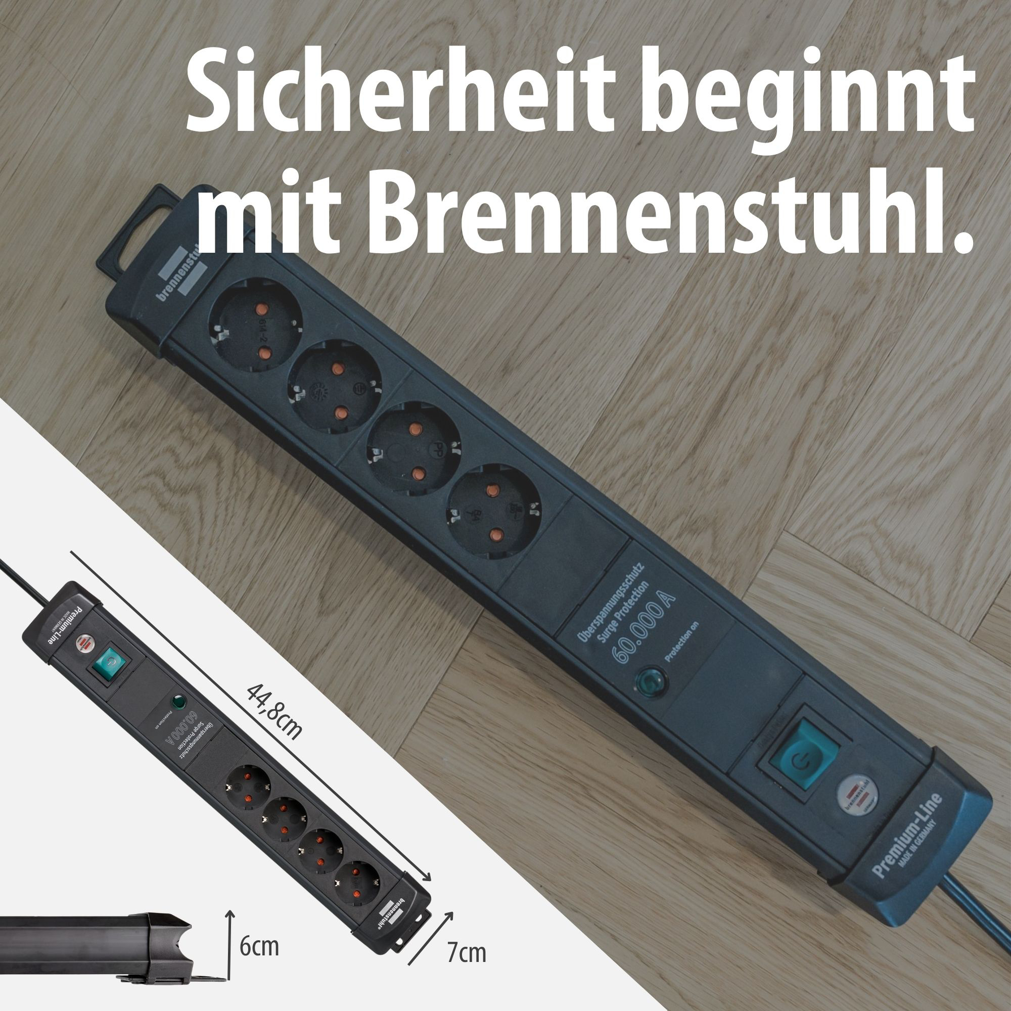 Schwarzes Mehrfachsteckdose mit Überspannungsschutz auf Holzboden.