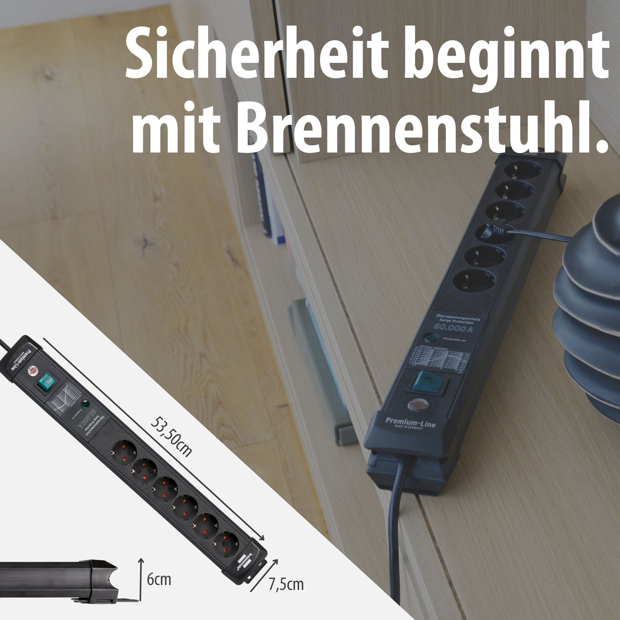 Eine schwarze Steckdosenleiste mit mehreren Steckplätzen ist auf Holzoberfläche gezeigt. Maße sind angegeben.