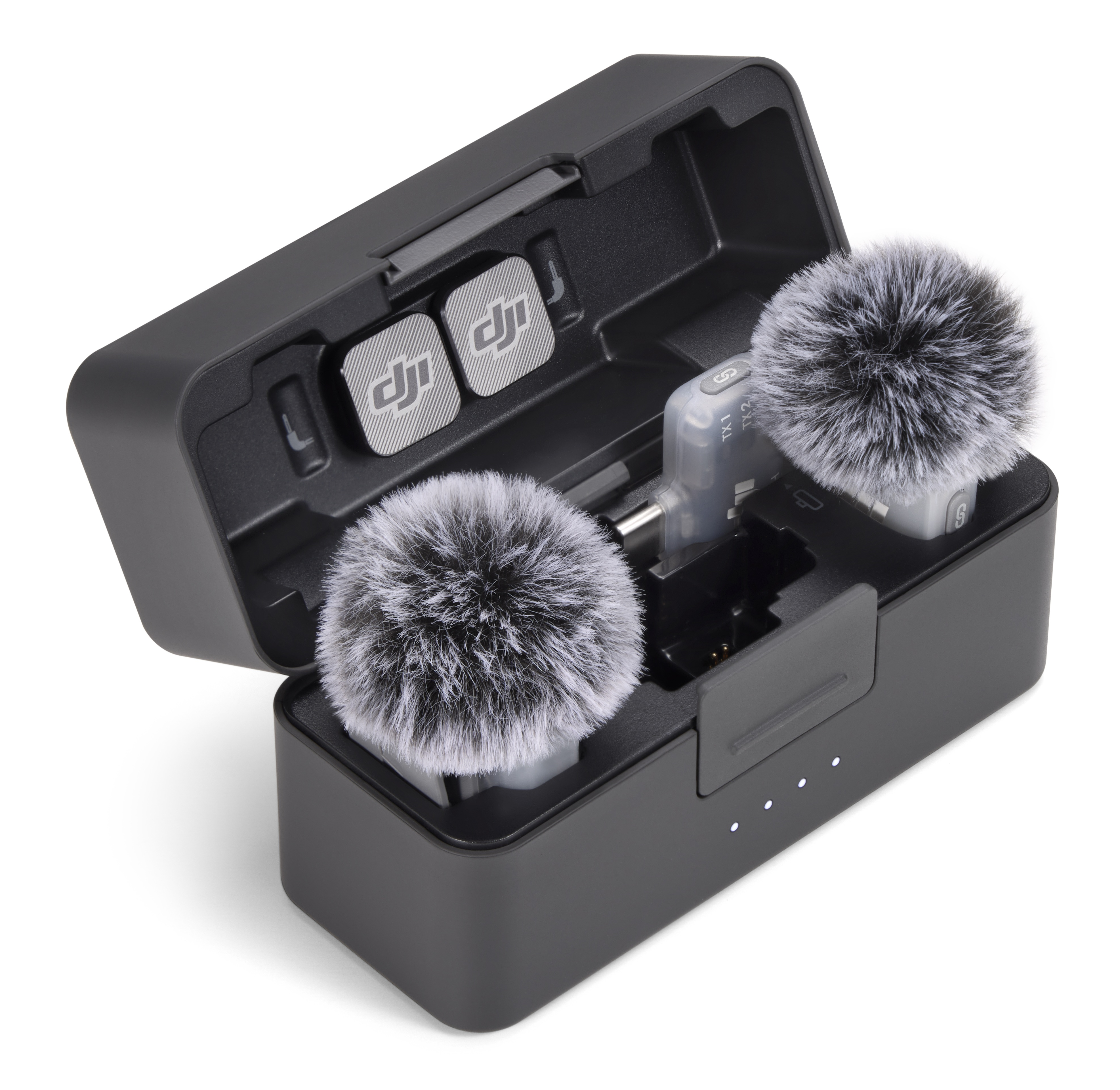 Czarne etui ładujące z dwoma mikrofonami w futrzanych osłonach i logo DJI.