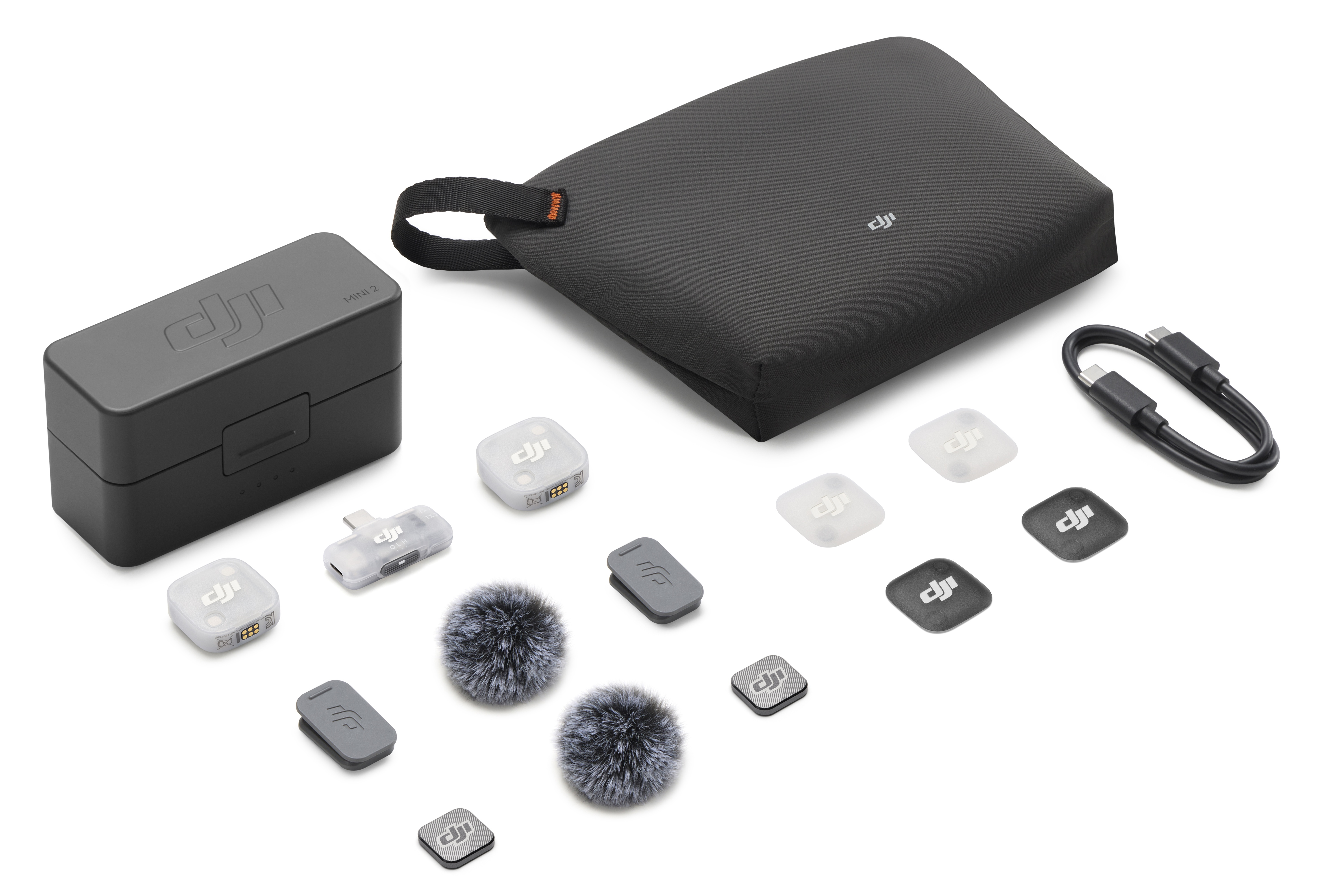 Etui DJI Mini 2, nadajniki mikrofonowe, osłony przeciwwiatrowe, klipsy i kabel USB-C.