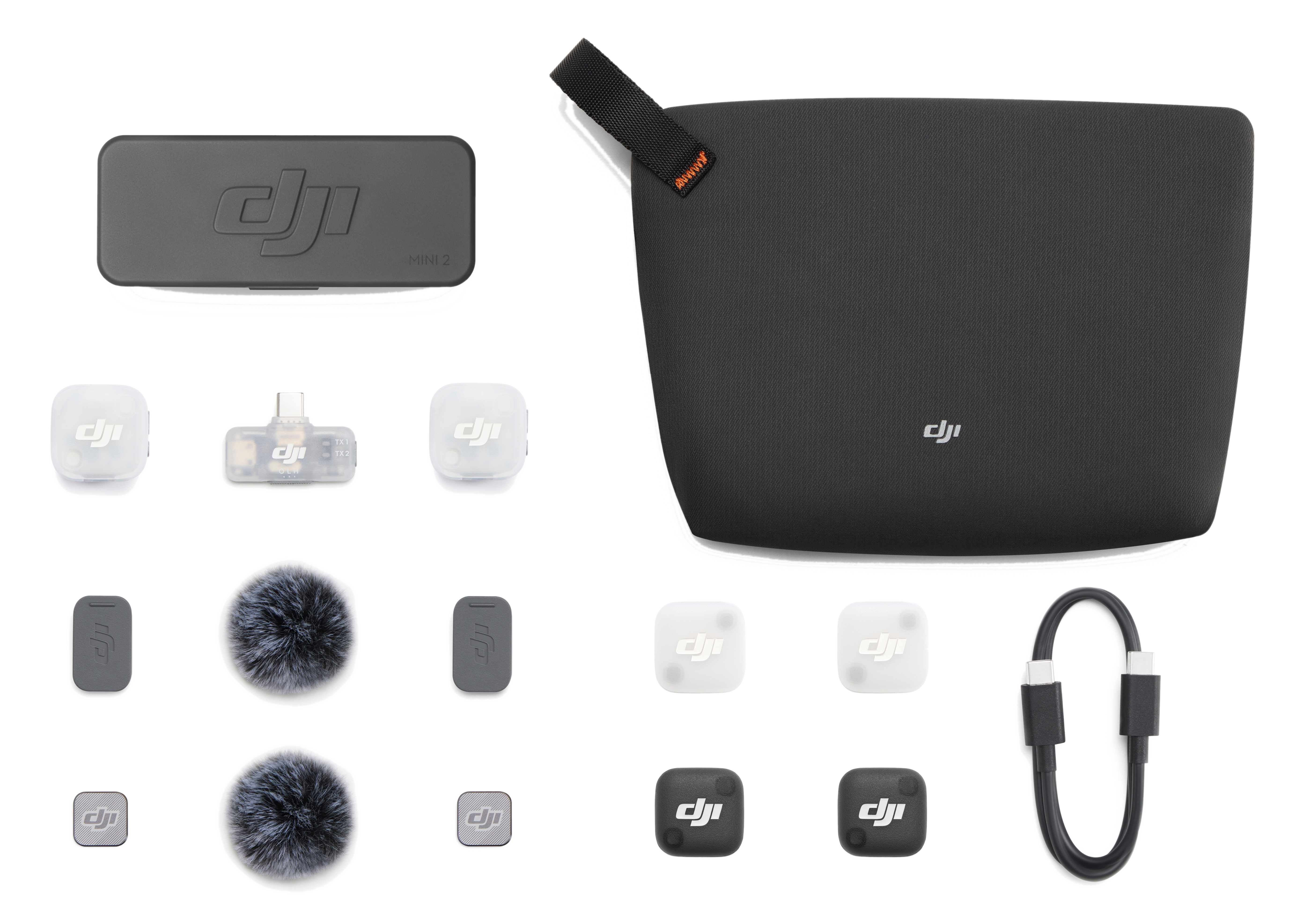 Akcesoria DJI Mini 2: etui ładujące, torba, kabel, mikrofony i nadajniki/odbiorniki.