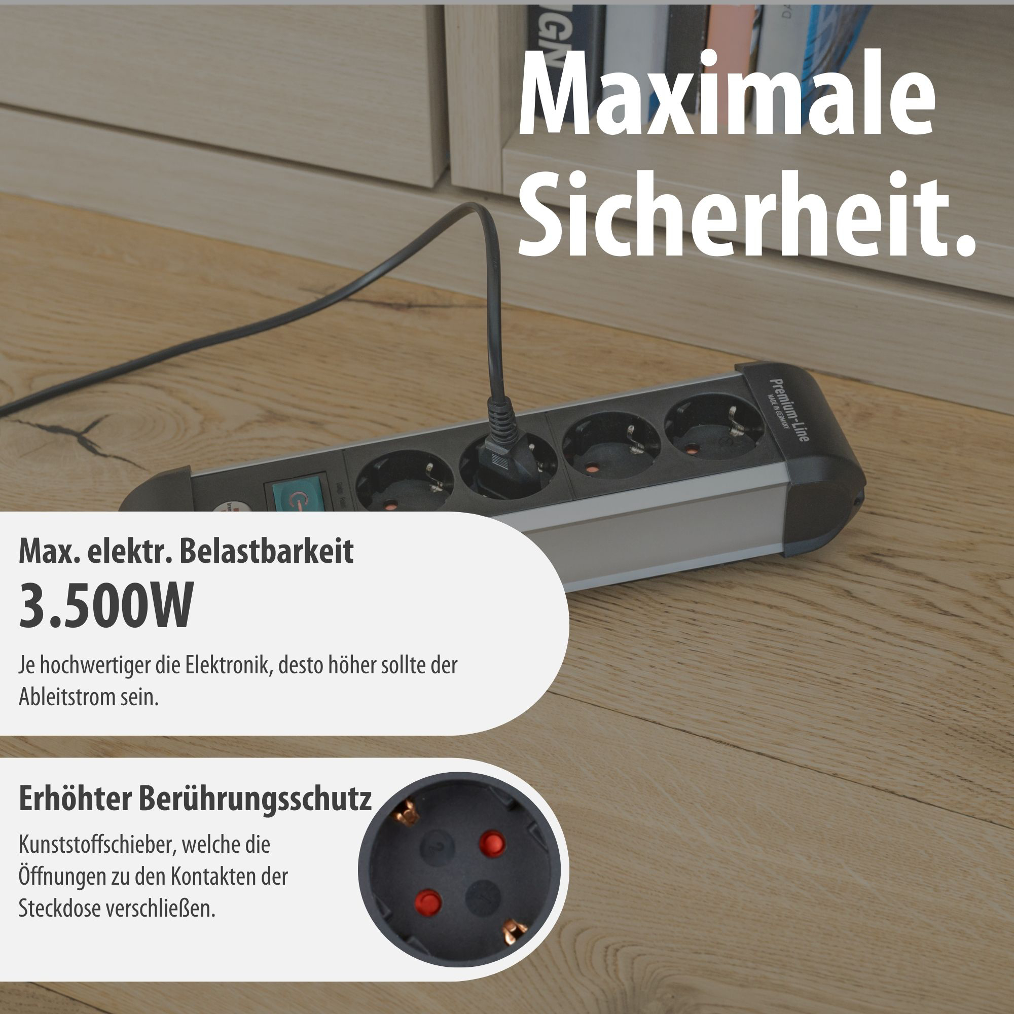 Eine Mehrfachsteckdose mit vier Anschlüssen, auf einem Holzboden.