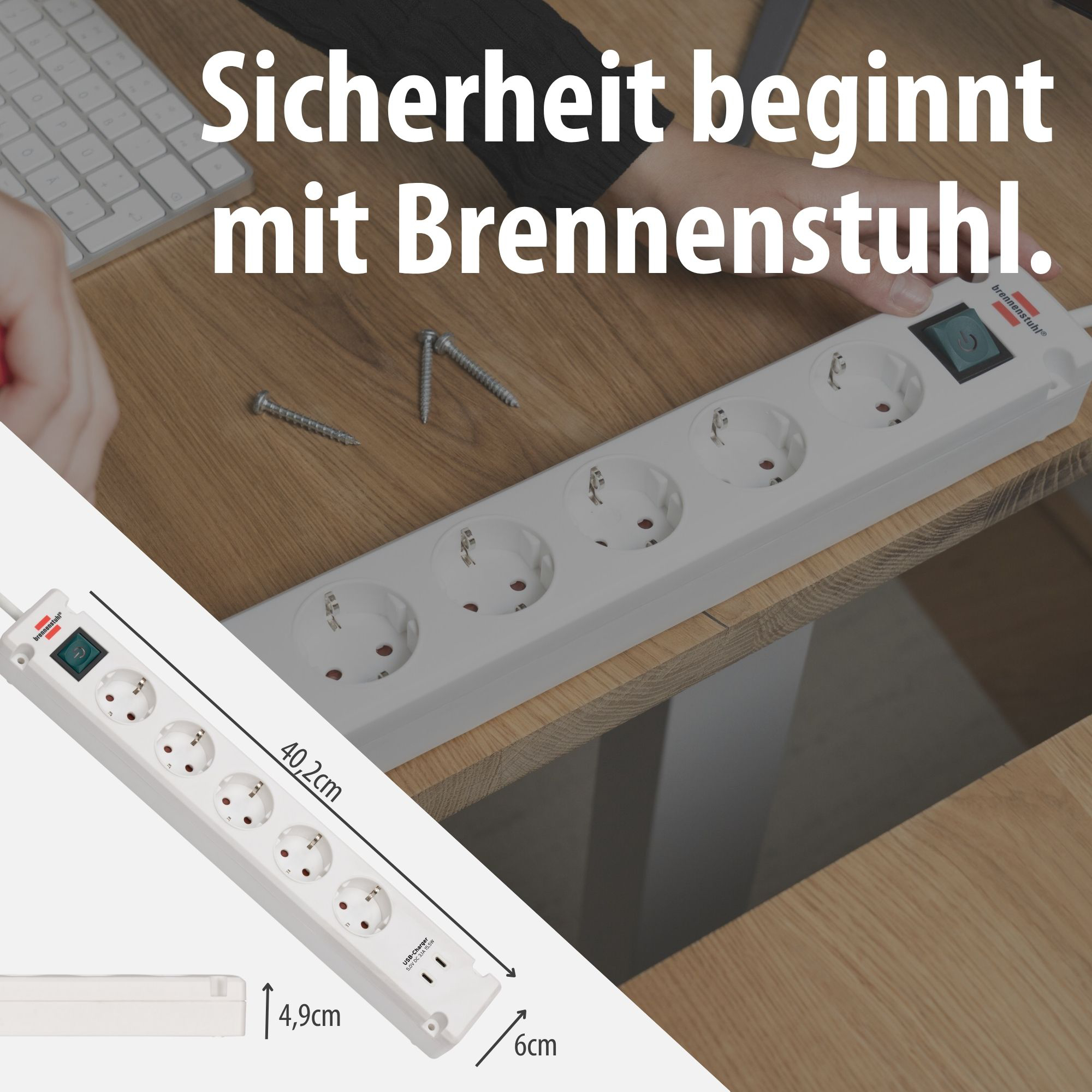 Eine weiße Steckdosenleiste mit Schalter und vier Steckplätzen liegt auf einem Holztisch.