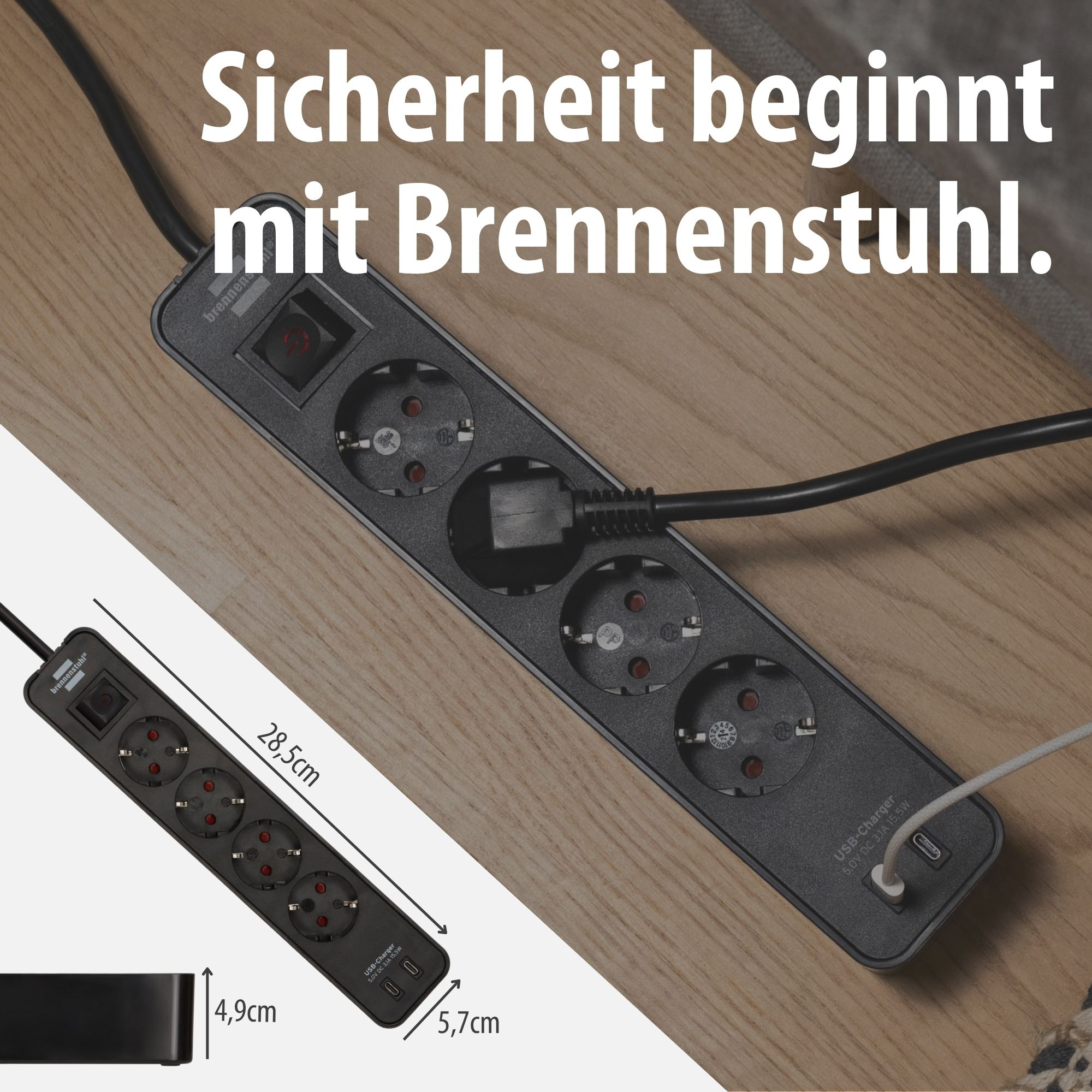 Schwarze Steckdosenleiste mit vier Steckplätzen und USB-Anschlüssen auf Holztisch.