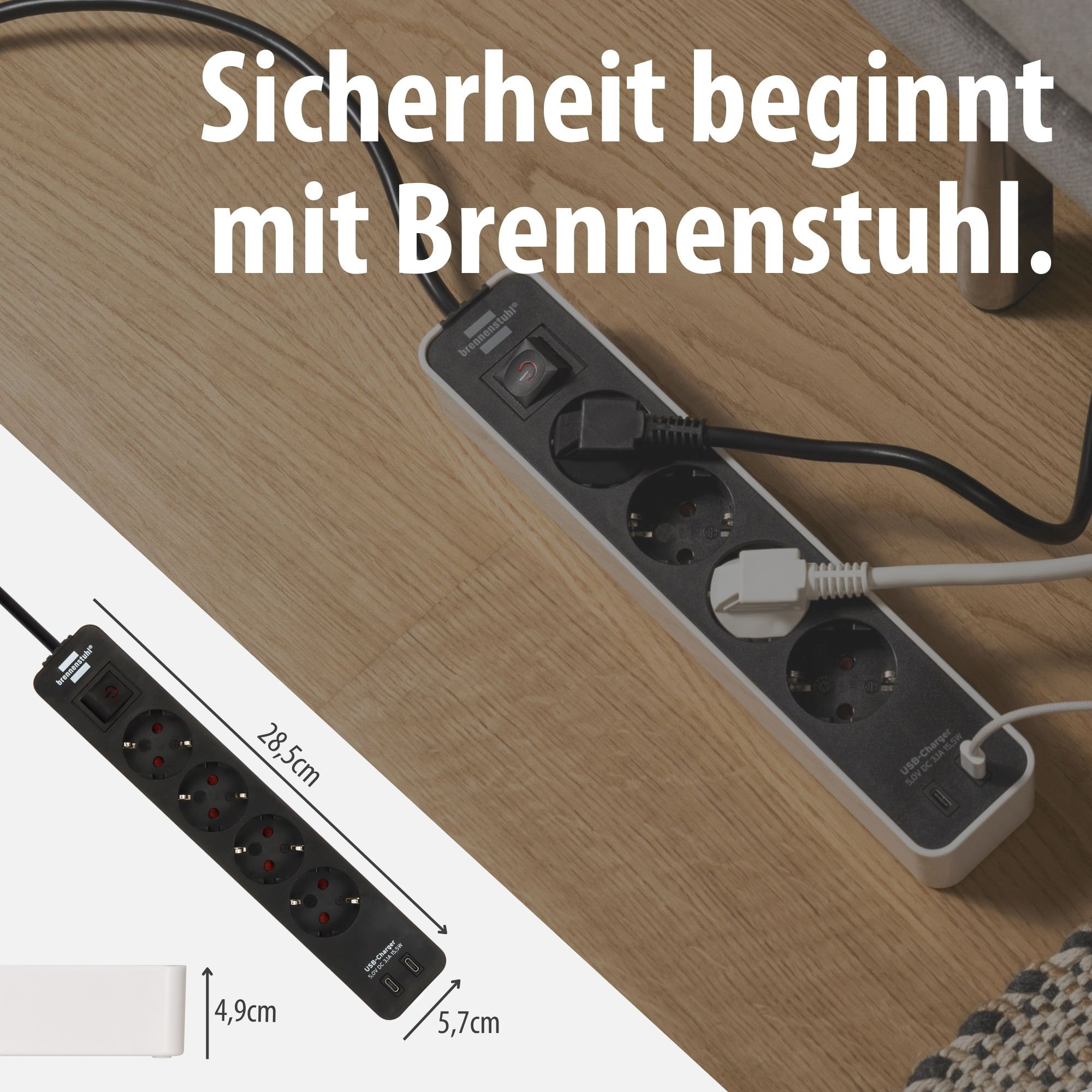 Mehrfachsteckdose mit USB-Anschlüssen auf Holzboden.