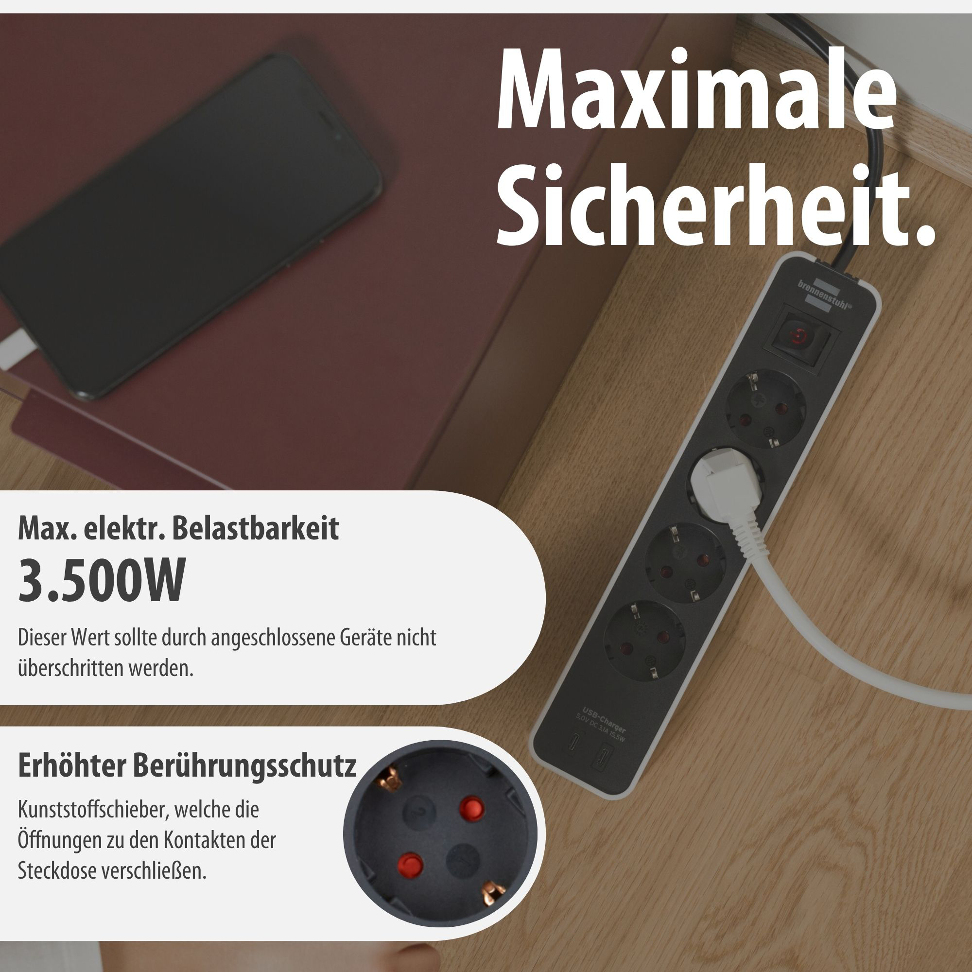 Eine Steckdosenleiste mit Schalter und USB-Anschluss auf einem Holztisch.