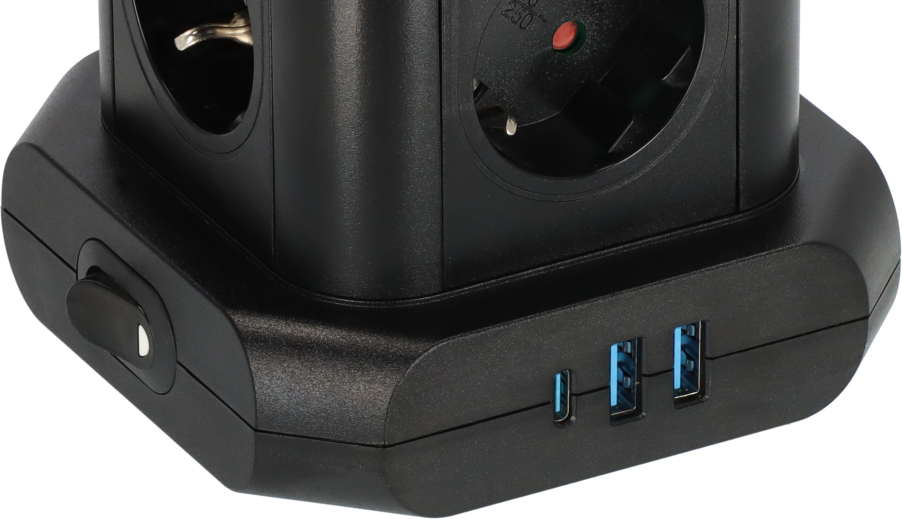 Schwarzer Steckdosenadapter mit Schalter und drei blauen USB-Anschlüssen.