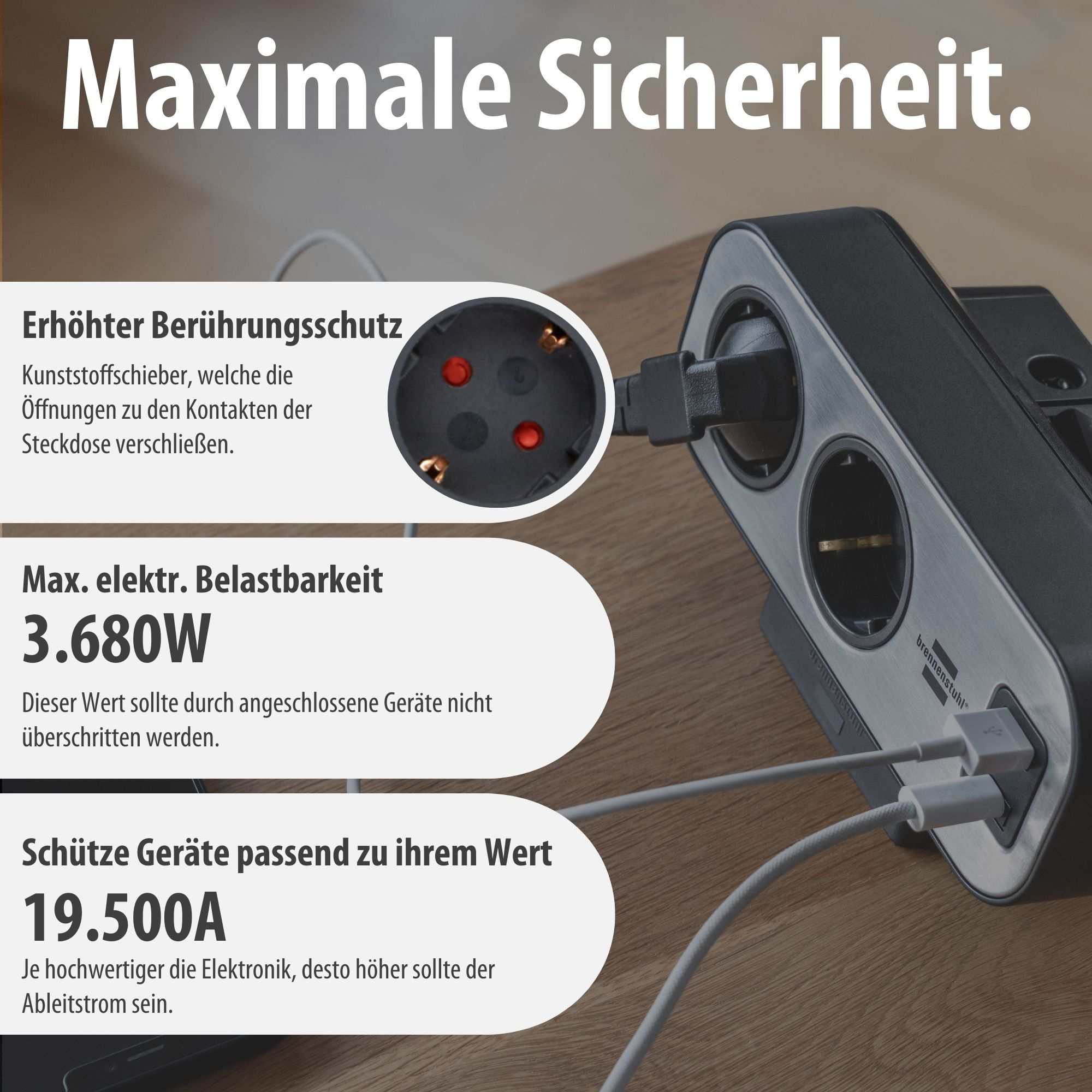 Schwarzer Mehrfachsteckdosenleiste mit USB-Anschlüssen auf Holztisch.