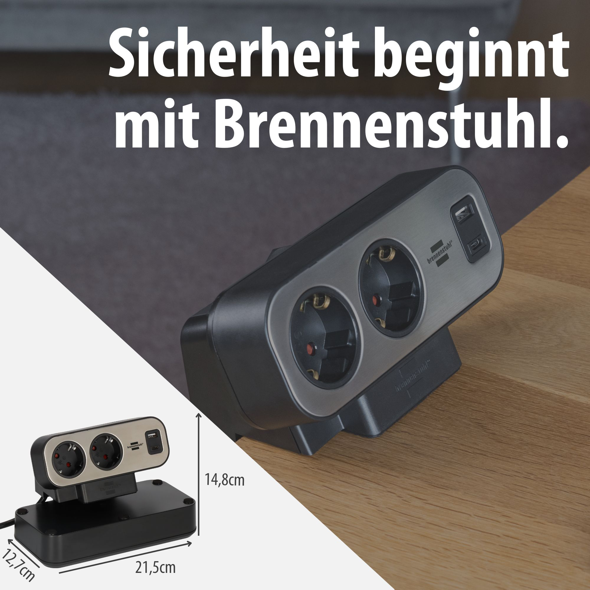 Schwarzer Mehrfachstecker mit zwei Steckdosen und USB-Anschlüssen auf Holztisch.