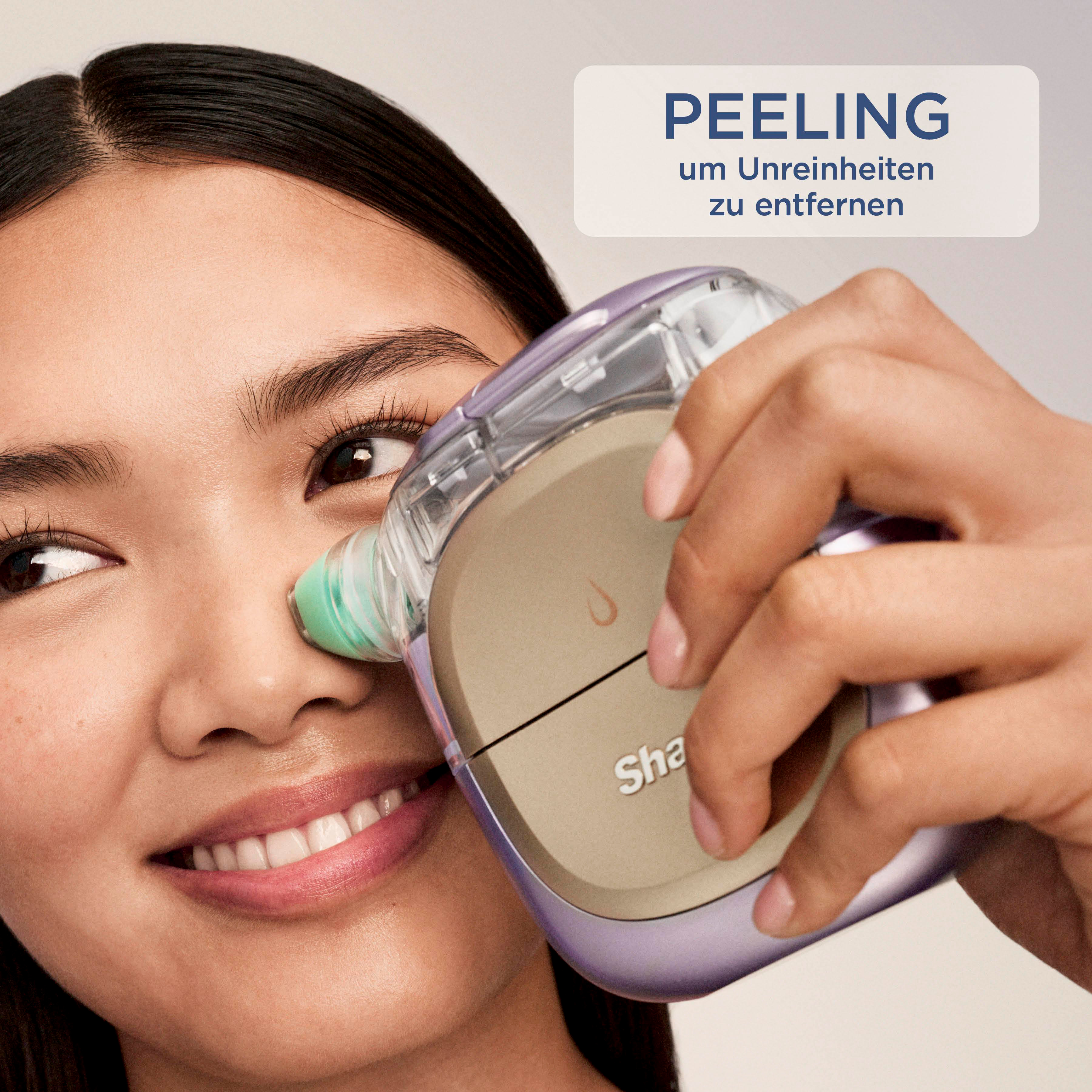Frau mit einem Peeling-Gerät, das sie auf ihrer Nase benutzt.