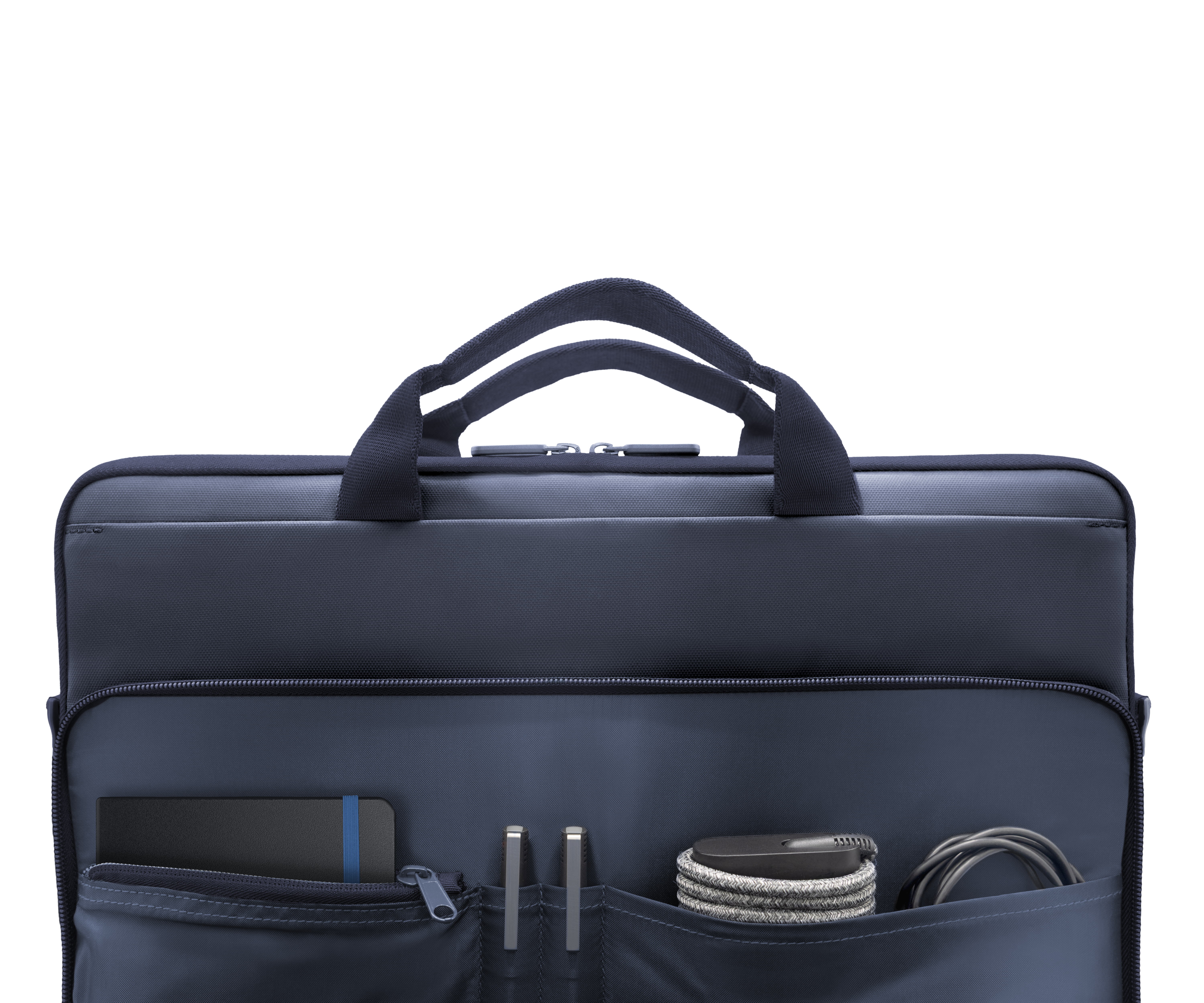 Dunkelblaue Laptoptasche mit offenen Fächern, gefüllt mit Notizbuch, Stiften und Kabeln.