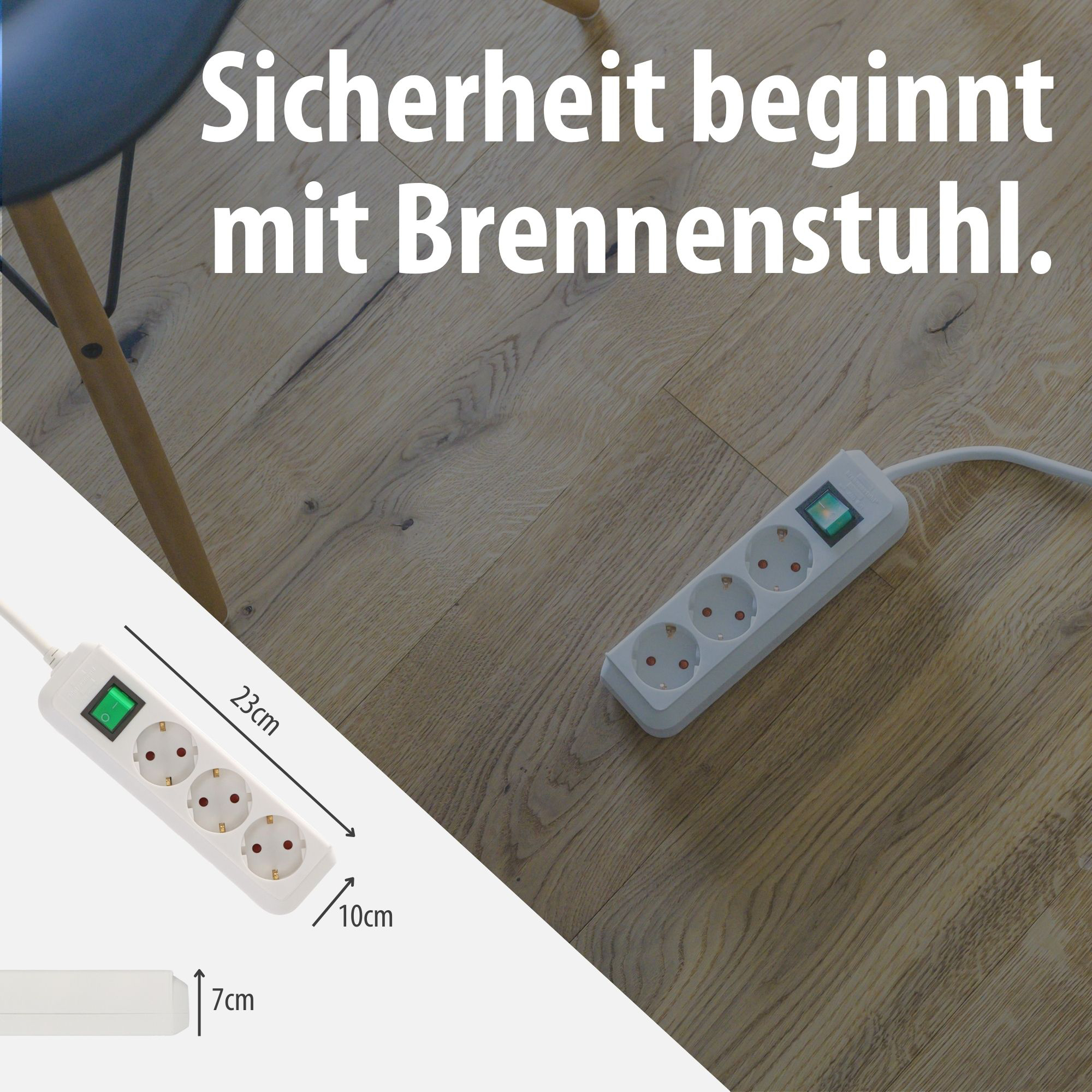 Ein weißer Mehrfachstecker mit Schalter liegt auf einem Holzboden.