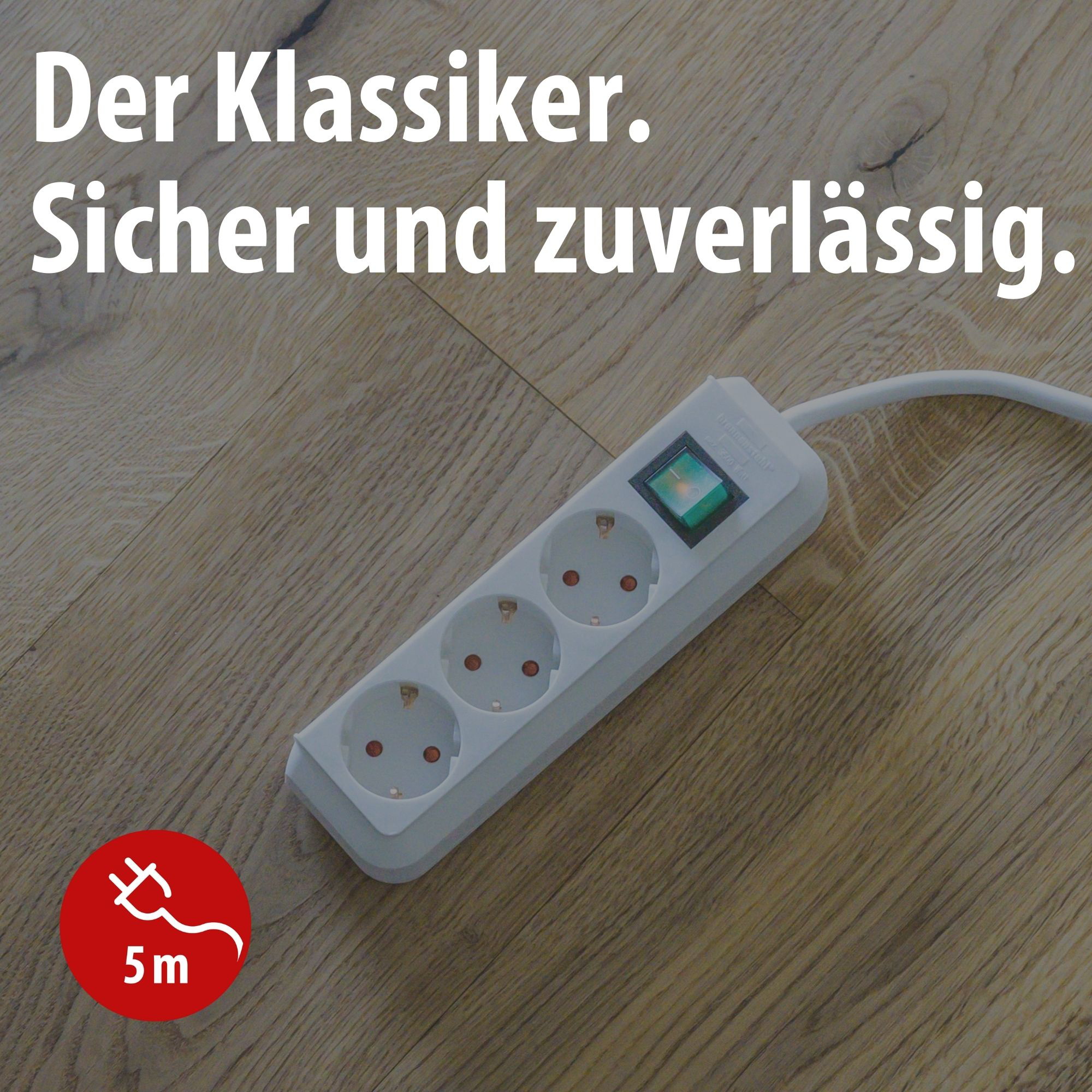 Eine weiße Steckdosenleiste mit drei Steckplätzen und einem grünen Schalter auf Holzboden.