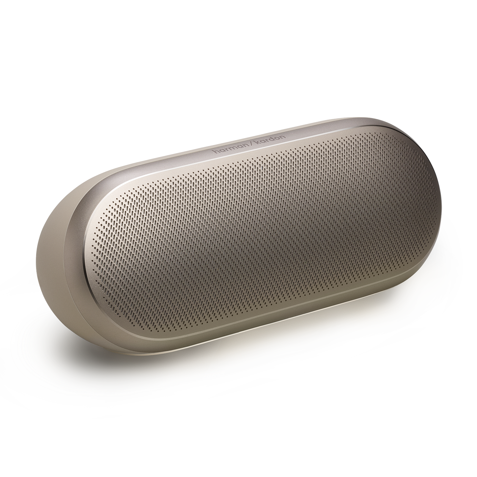 Siyah arka plan üzerinde delikli desenli altın rengi Harman Kardon hoparlör.