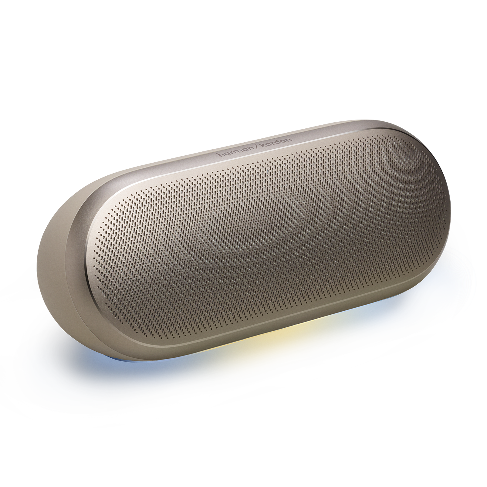 Siyah arka plan üzerinde Harman/Kardon logolu altın oval hoparlör.