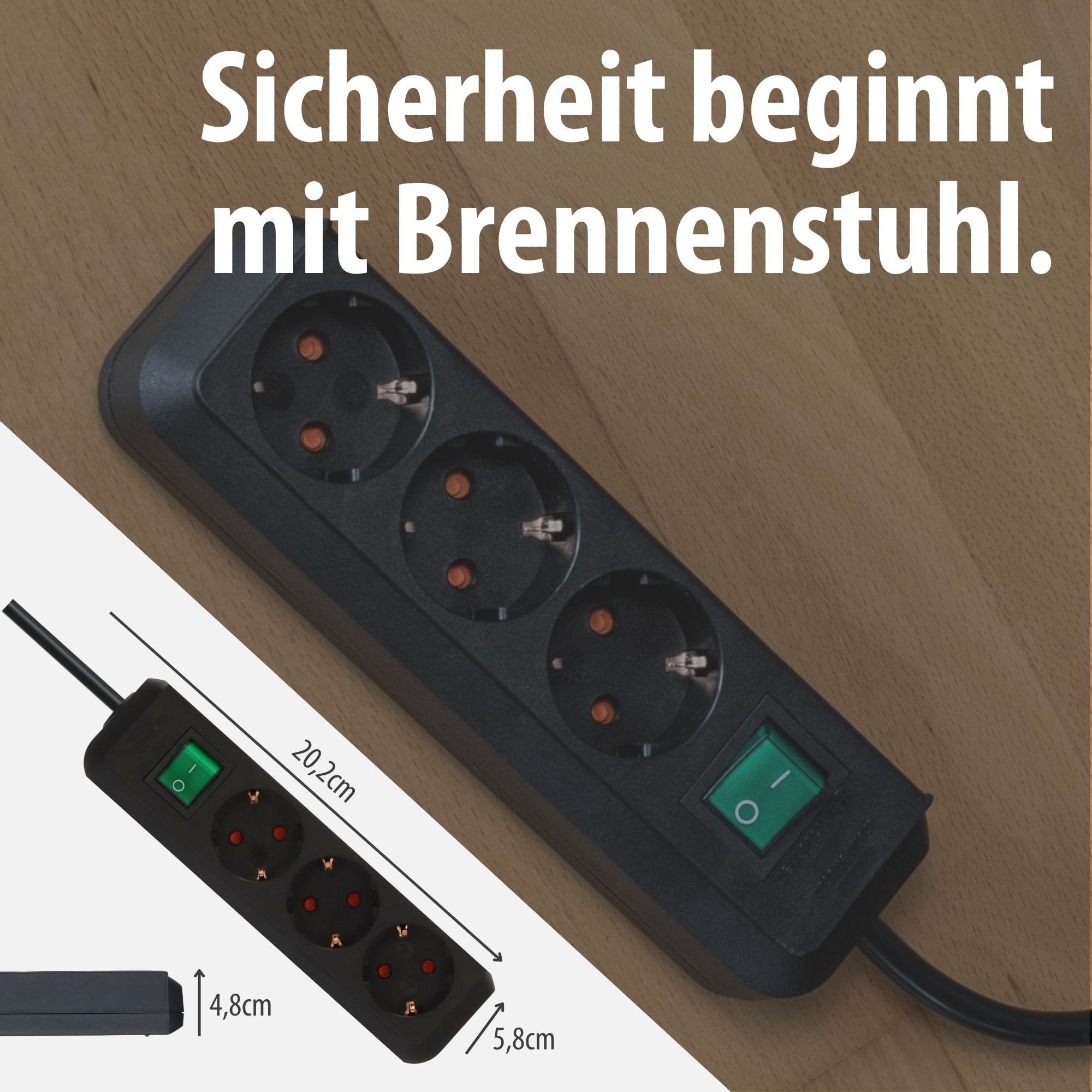 Schwarzes Mehrfachsteckdosenleiste mit Schalter auf Holzhintergrund.