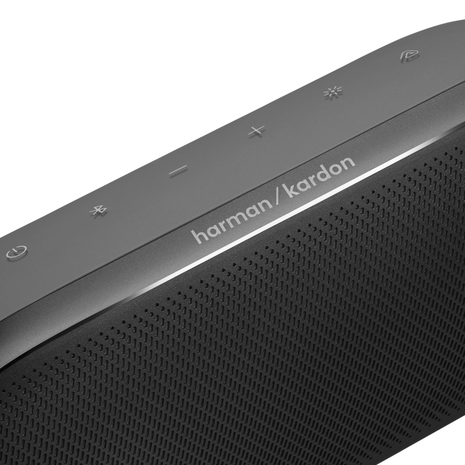 Gri Harman Kardon hoparlör, görünür düğmeler ve hoparlör ızgarası.