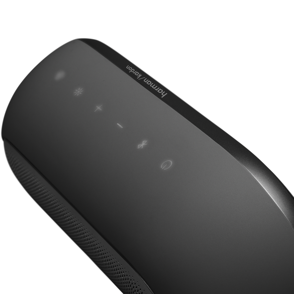 Işıklı simgeli gri Harman Kardon hoparlör. Güç düğmesi.