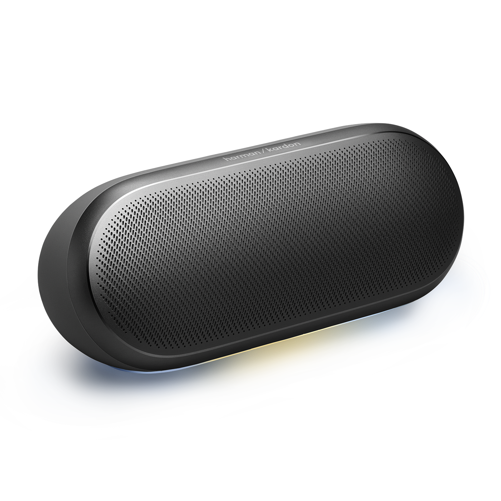 Siyah arka plan üzerinde aydınlatmalı kenarlı koyu, oval Harman Kardon hoparlör.