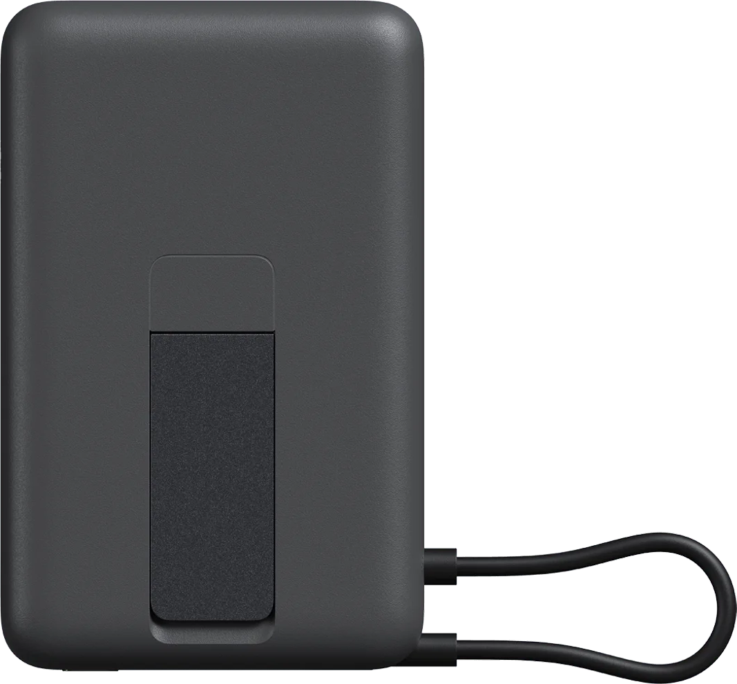 Sötét, téglalap alakú power bank kihajtható állvánnyal és csatlakoztatott kábellel.