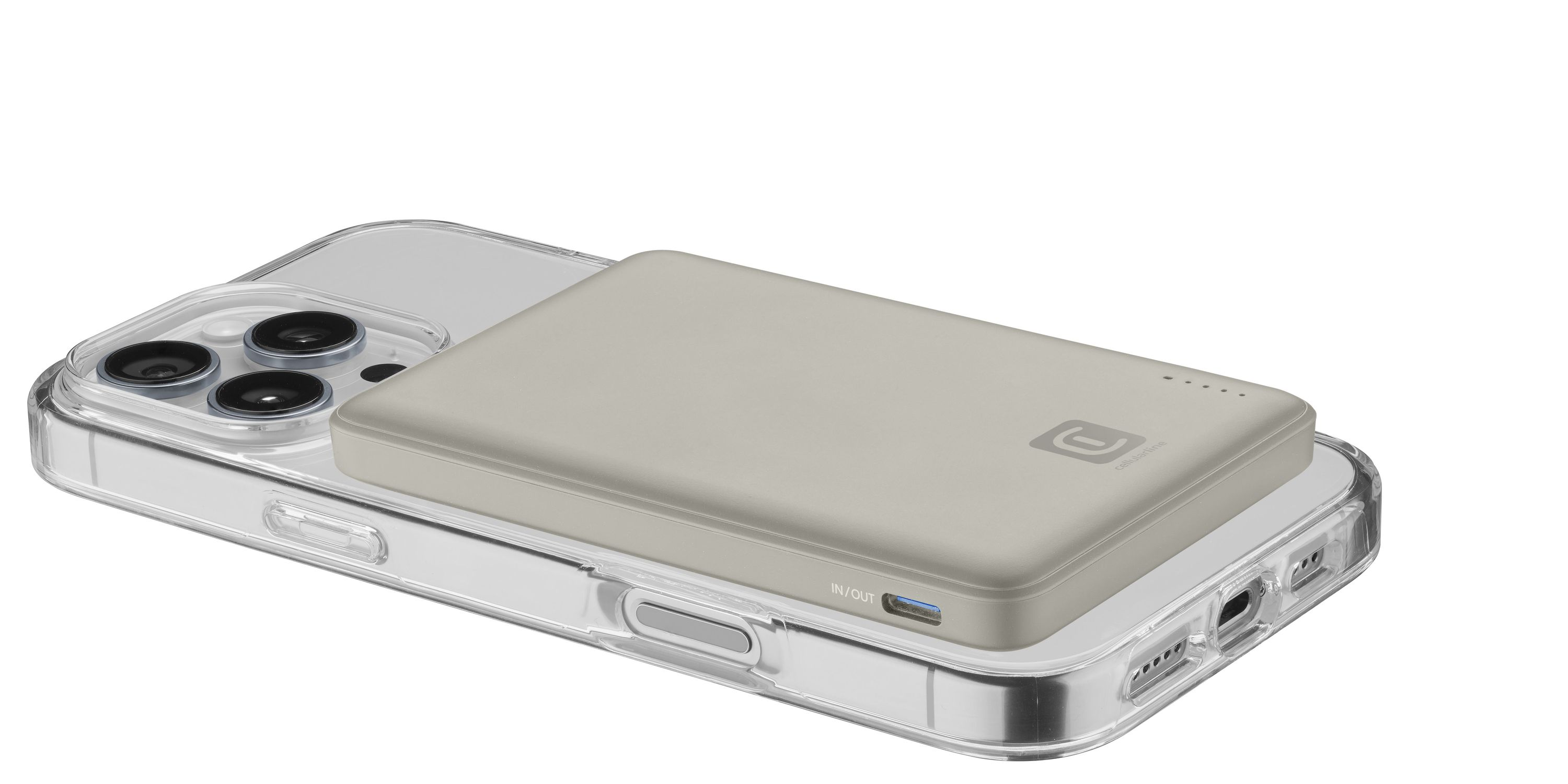 Bej rengi powerbank, üç kamera lensi olan şeffaf bir telefon kılıfının üzerinde duruyor.