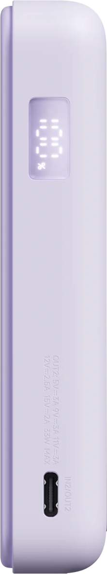 Egy lila powerbank digitális kijelzővel, amely 100%-ot mutat.