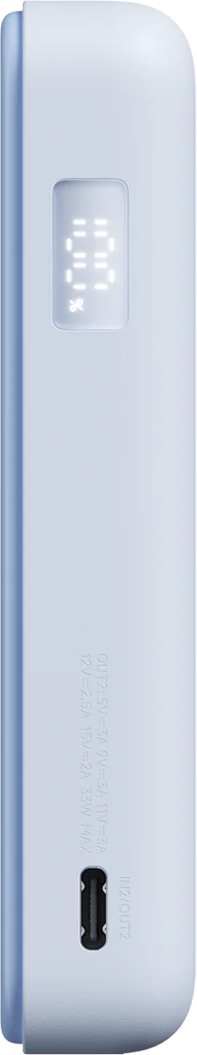 Világoskék powerbank digitális kijelzővel és USB-C porttal.
