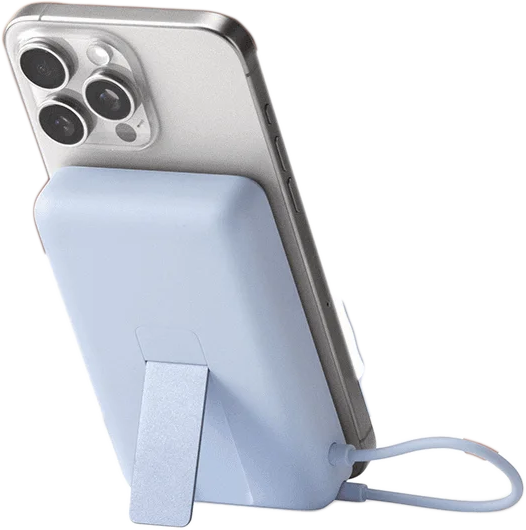 Egy világoskék powerbank tok támasztékkal csatlakoztatva egy okostelefonhoz.