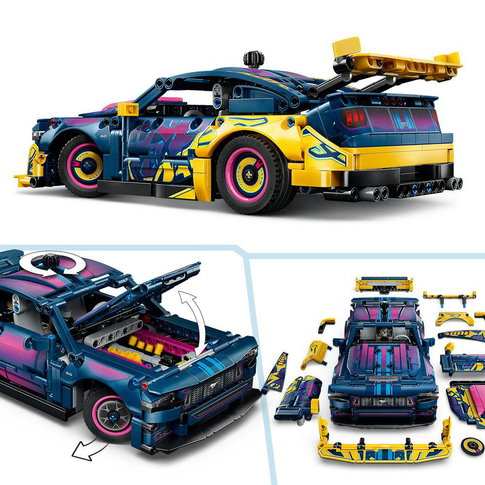 Blau-gelbes Spielzeugauto mit pinken Akzenten, Haube offen, Motor sichtbar.