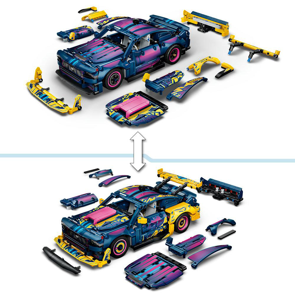 Ein blauer Rennwagen mit gelben und pinken Akzenten, teilweise zerlegt.