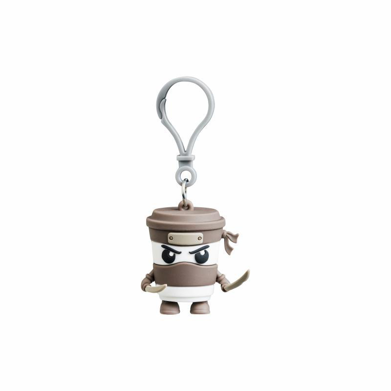 Ein brauner Kaffeebecher-Schlüsselanhänger mit Ninja-Gesicht und Schwertern.