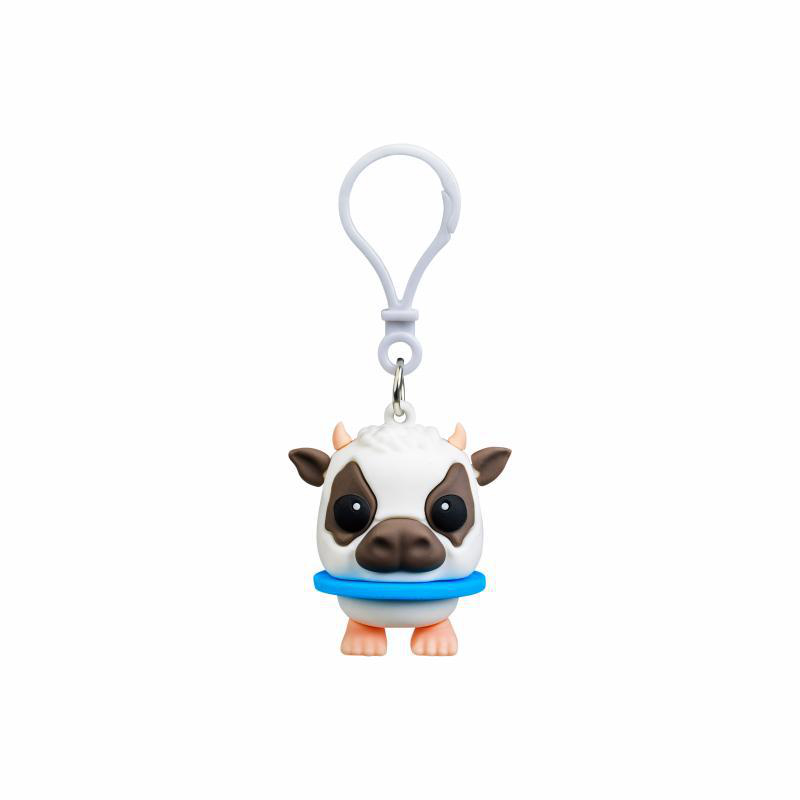Ein weiß-brauner Stierschlüsselanhänger mit blauem Halsband, frontal abgebildet, vor weißem Hintergrund.